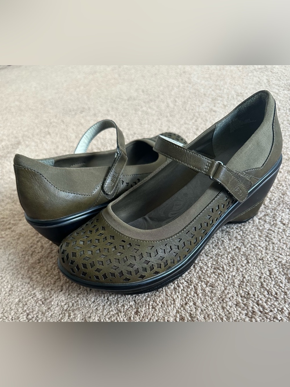 JBU by Jambu Alicante Mary Jane Wedge Shoes Olive Perforated Comfort Size 9.5